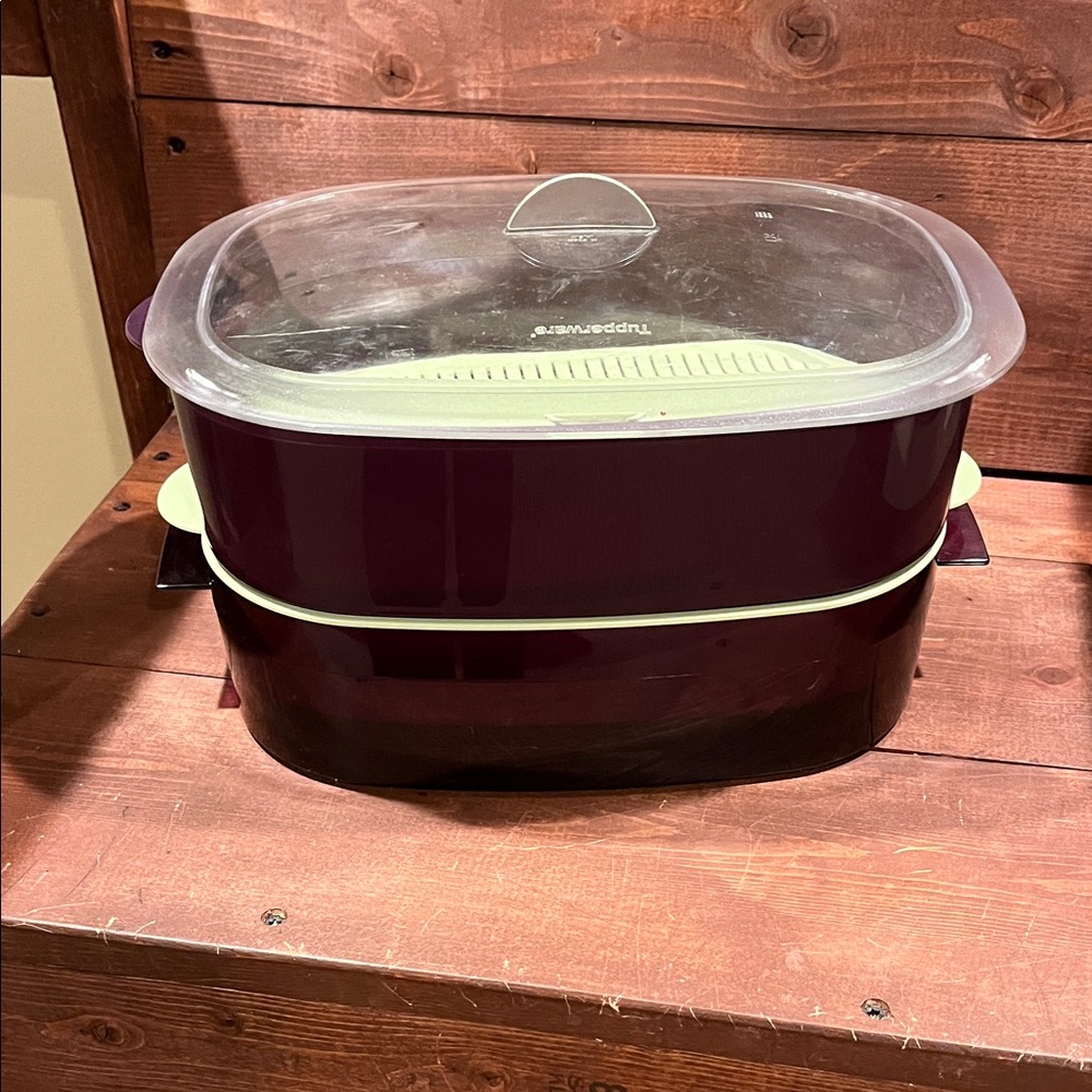 Tupperware 2 1/4 quart oval microwave steamer.